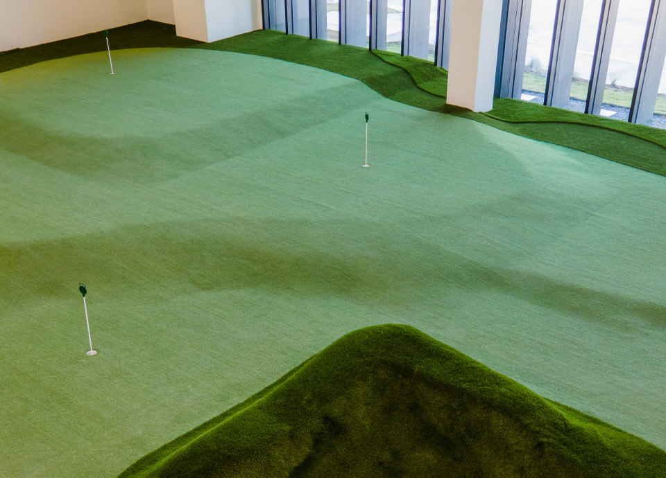 Indoor putting green with undulations 